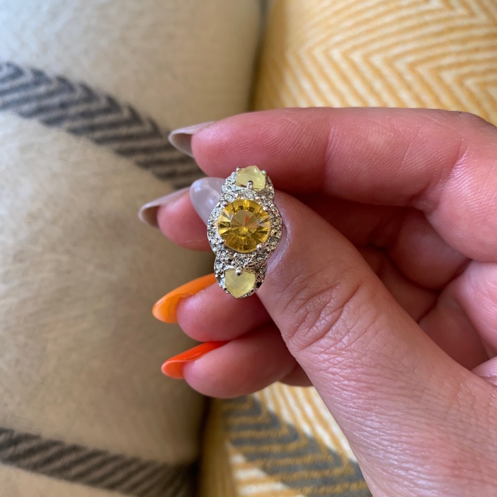 Beautiful Silvertone Cocktail Ring With Yellow Stones & Sparkles Size 9 3/4